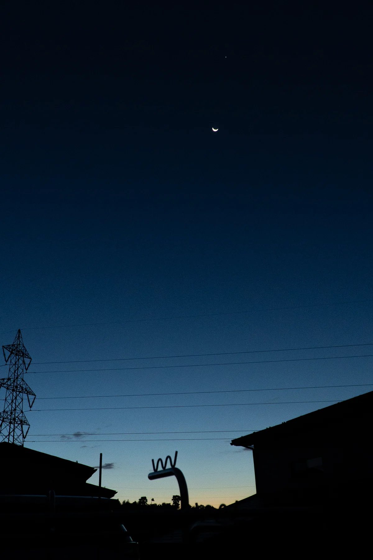 朝空と三日月｜街並みと朝空